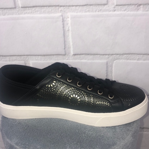 Aldo low top sneakers w/filigree laser cut design - Picture 6 of 8